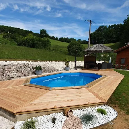 A Avec Piscine Et Jardin