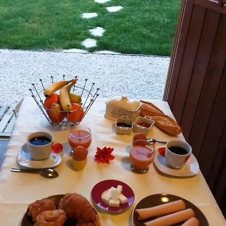 A Avec Piscine Et Jardin 木屋