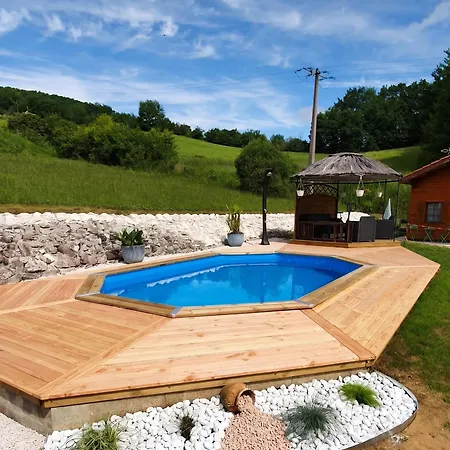 A Avec Piscine Et Jardin Dausse