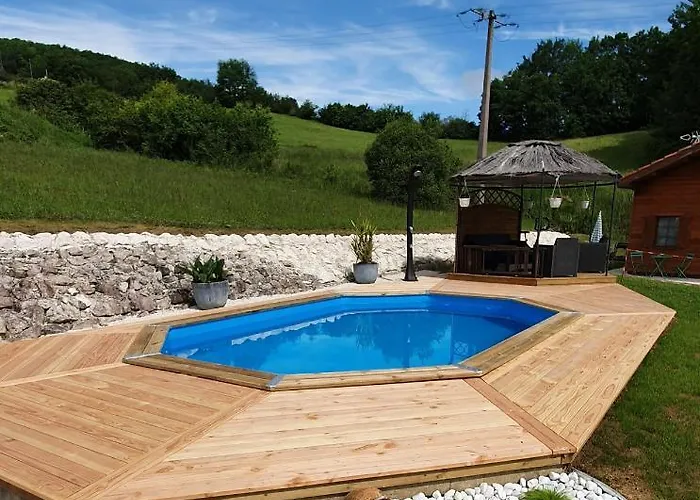 A Avec Piscine Et Jardin